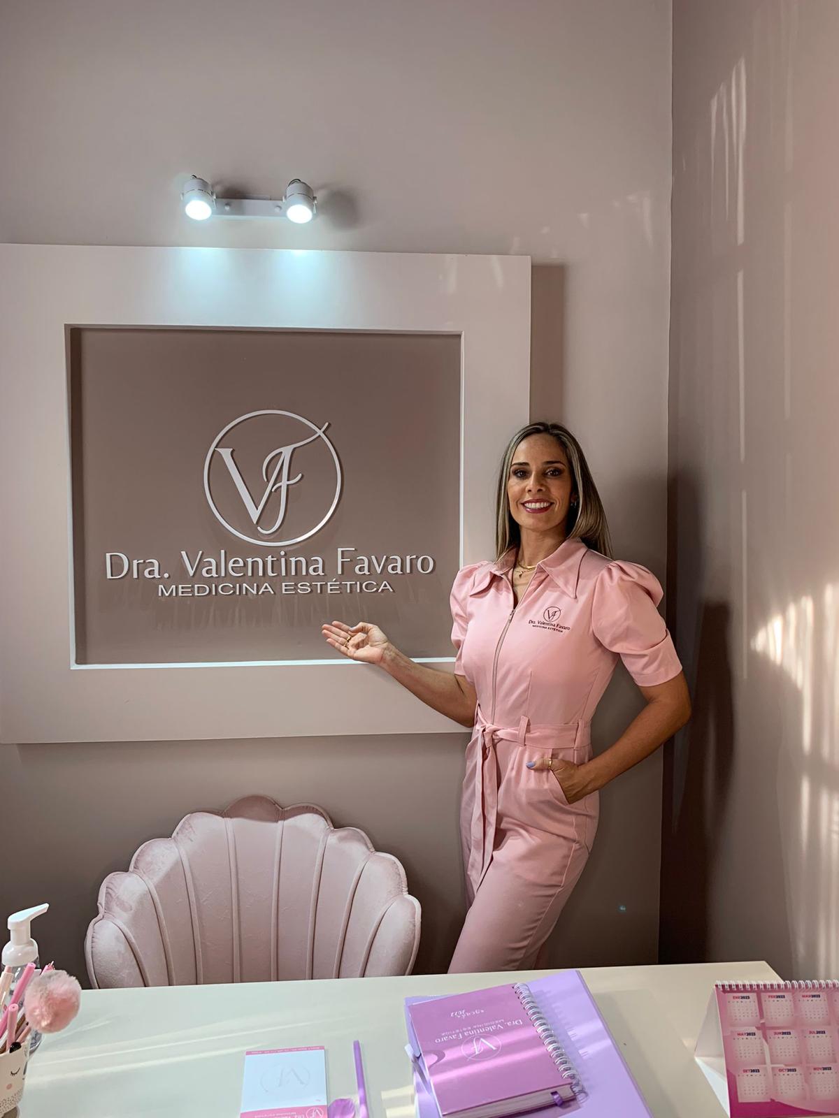 Dra. Valentina Favaro en la recepción de su clínica de medicina estética.