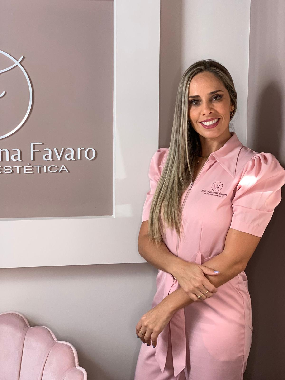 Retrato de la Dra. Valentina Favaro con uniforme en su clínica.
