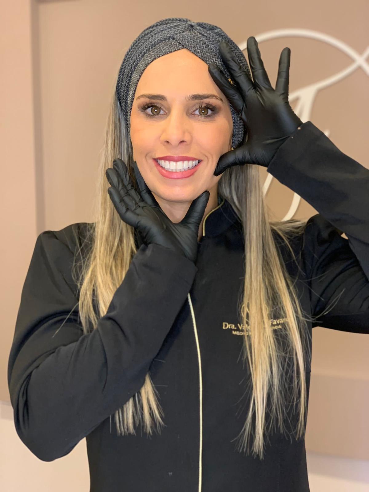 Valoración médica previa a un tratamiento facial.